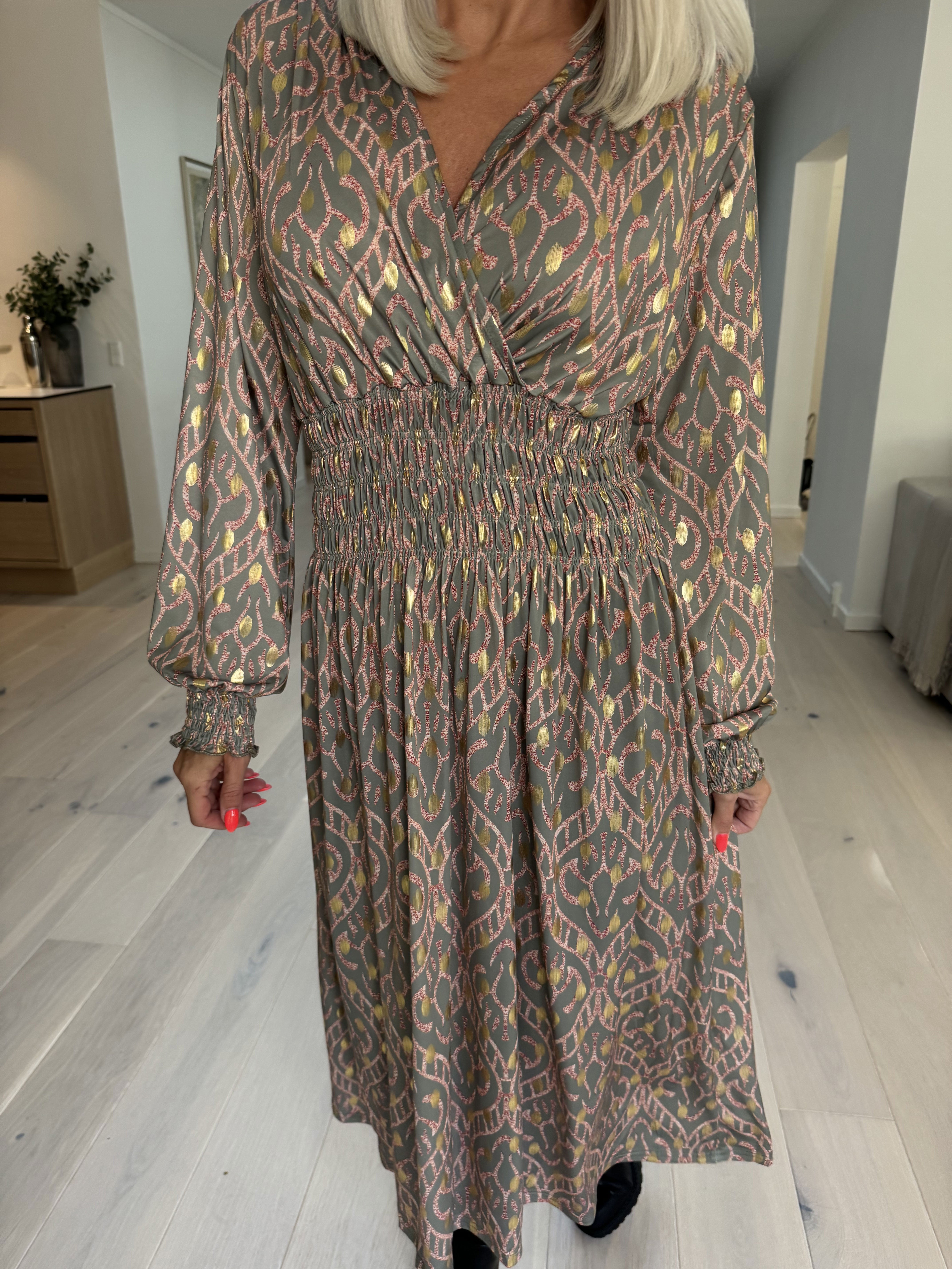 Pams Boho Midi L/S - Elastisk klänning i skrynkelfritt tyg